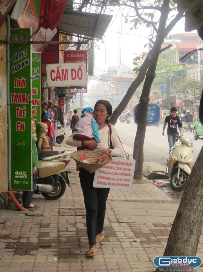 12 giờ trưa, mẹ con họ rời chợ để đến địa điểm mới là điểm trung chuyển Long Biên